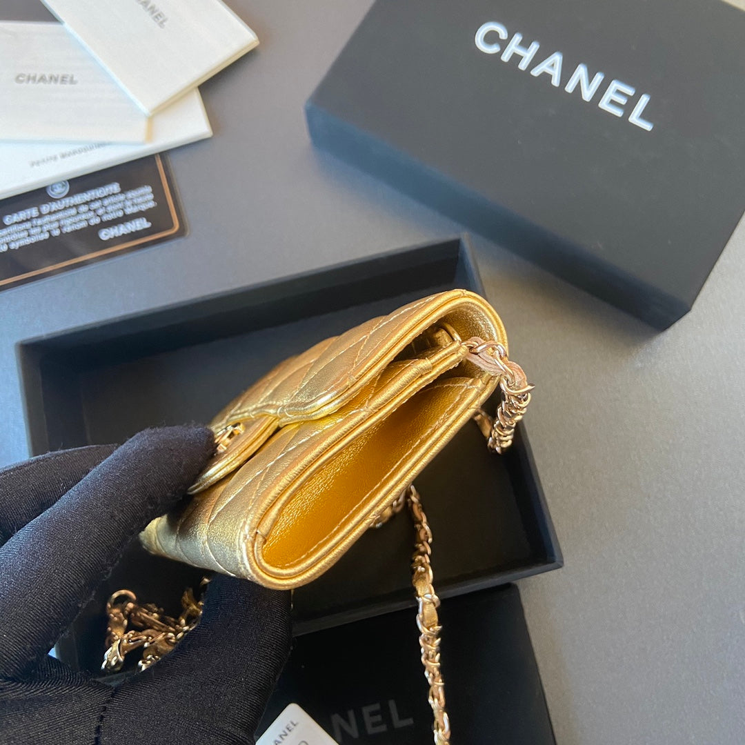 CC 24 Classic Wallet On Chain 11cm Golden Sheepskin 235161