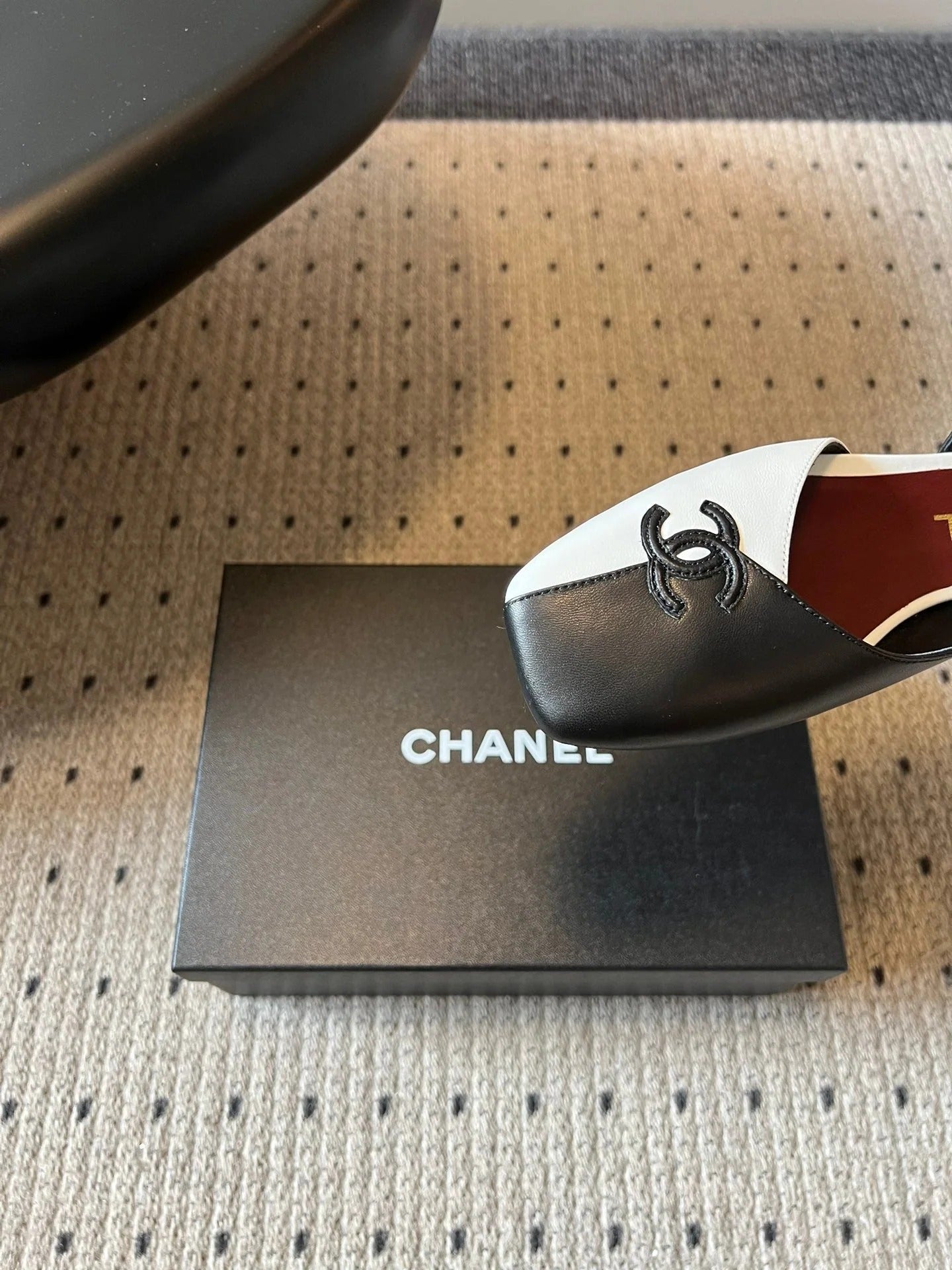 Chanel 26SS Color-Blocked Slingback White Black in Lambskin 708082