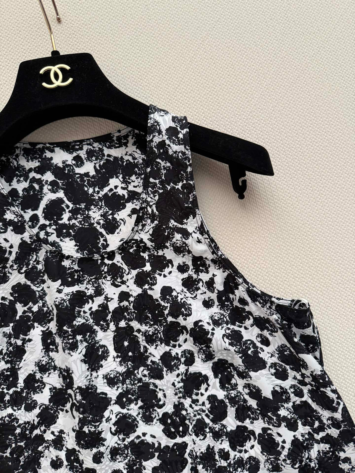 CC 26s Printed Sleeveless Vest Black White Silk 363756