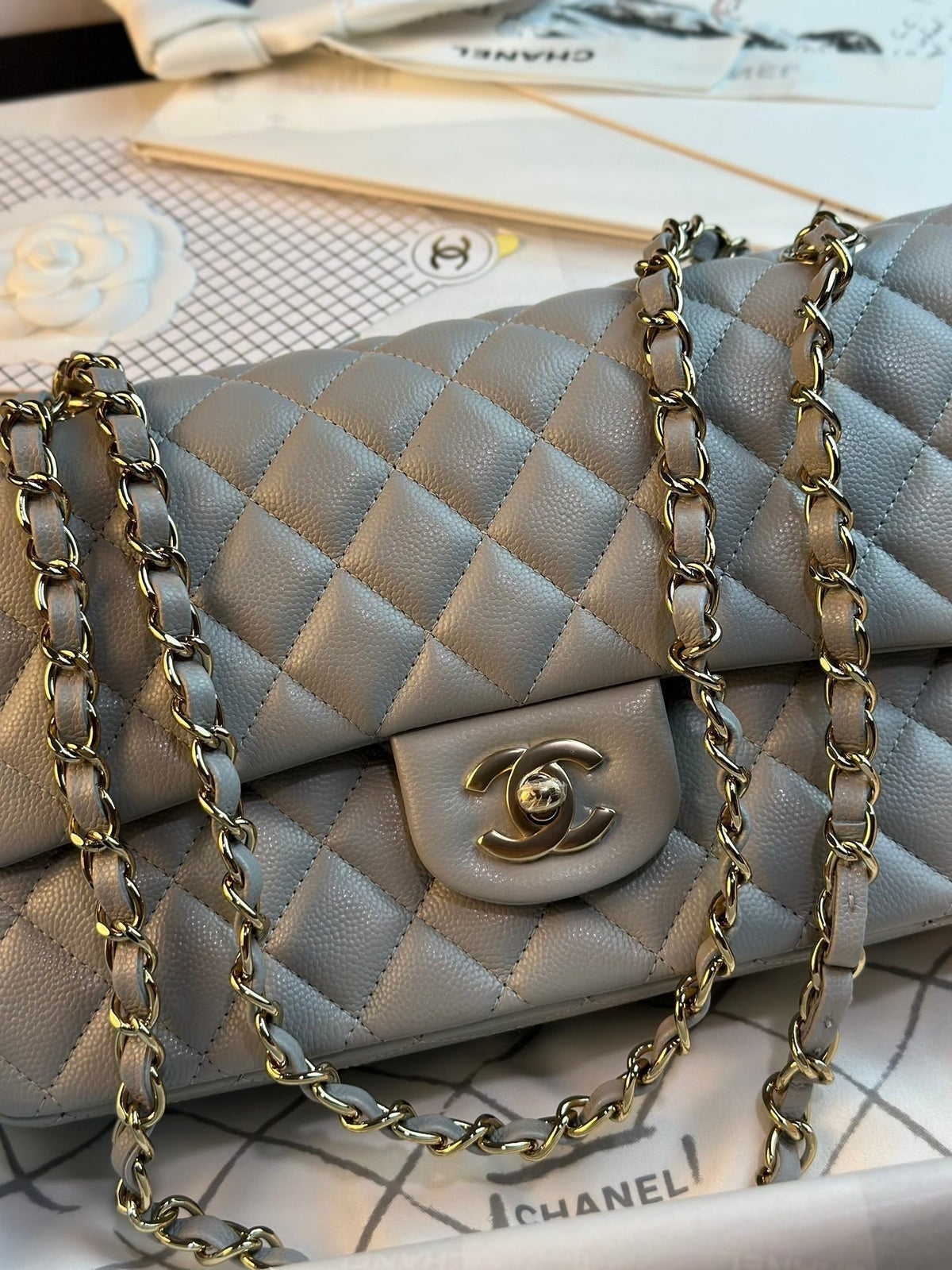 FLAP BAG 25CM GOLD HARDWARE GREY CAVIAR