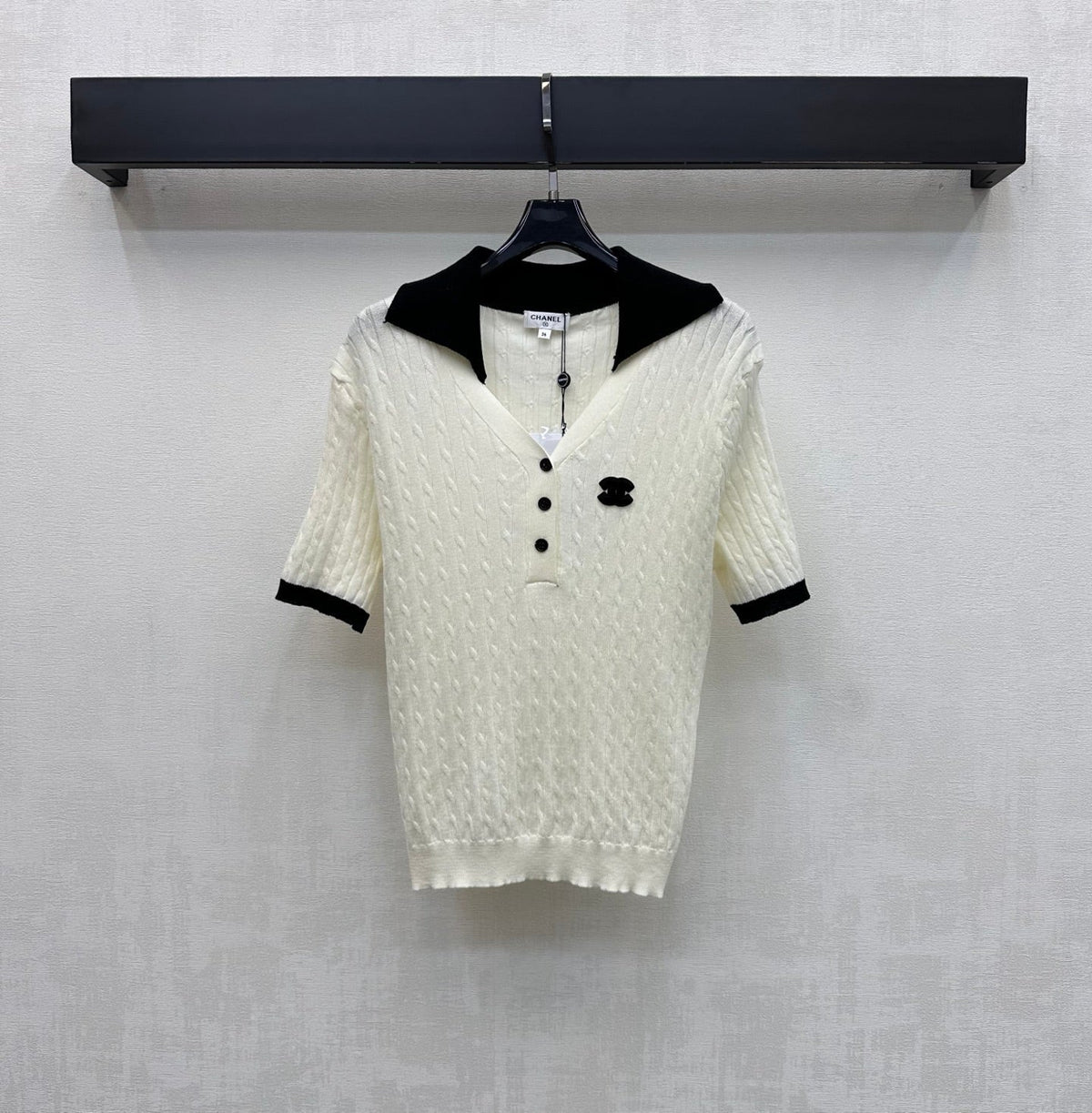 CC 26 Color-blocked Collared Short-Sleeve Knit Top White in Wool 385348