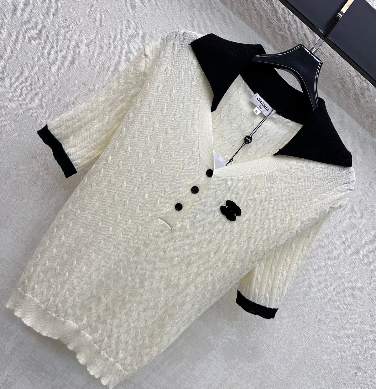 CC 26 Color-blocked Collared Short-Sleeve Knit Top White in Wool 385348