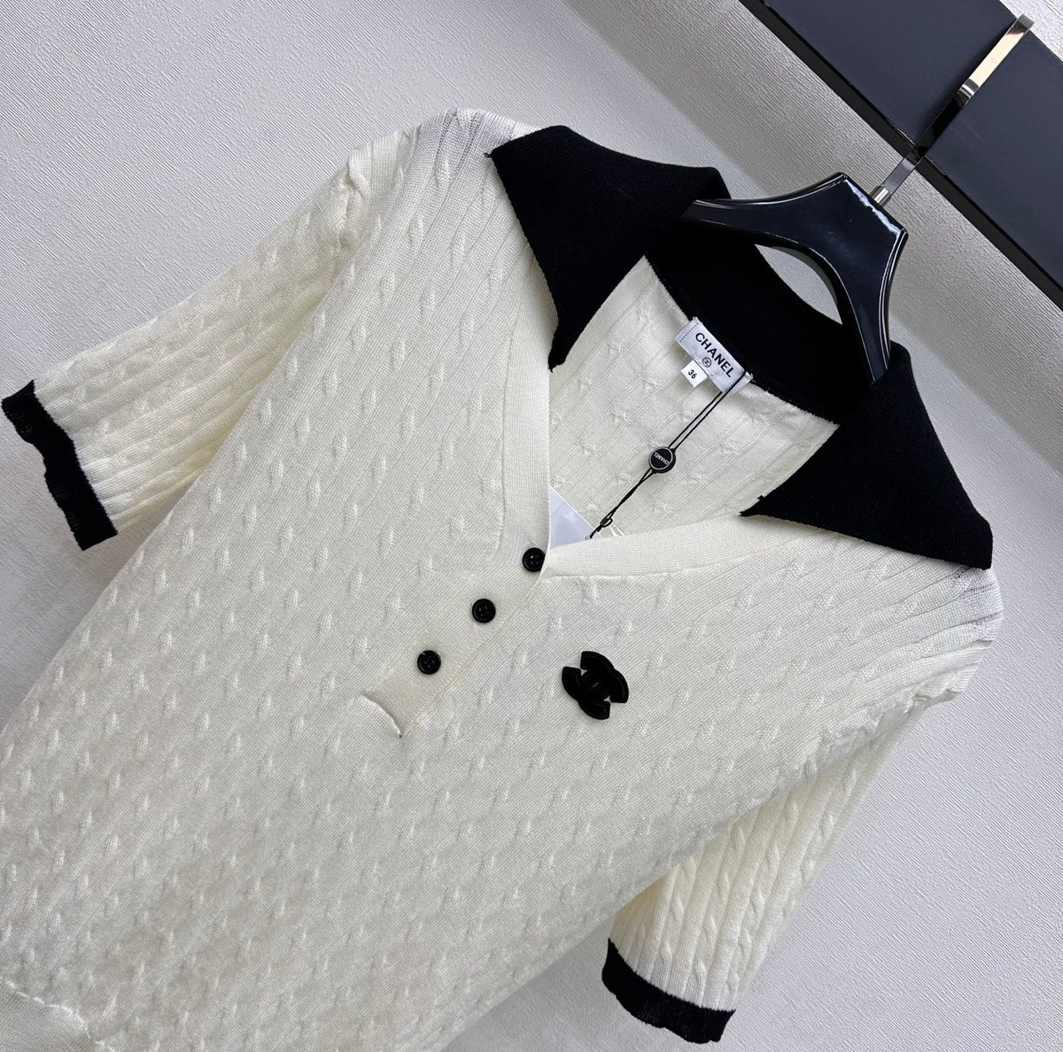 CC 26 Color-blocked Collared Short-Sleeve Knit Top White in Wool 385348
