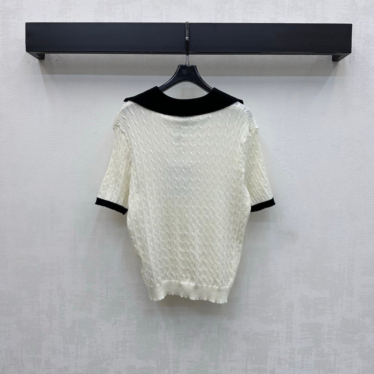 CC 26 Color-blocked Collared Short-Sleeve Knit Top White in Wool 385348
