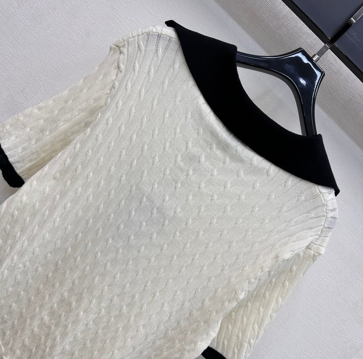CC 26 Color-blocked Collared Short-Sleeve Knit Top White in Wool 385348