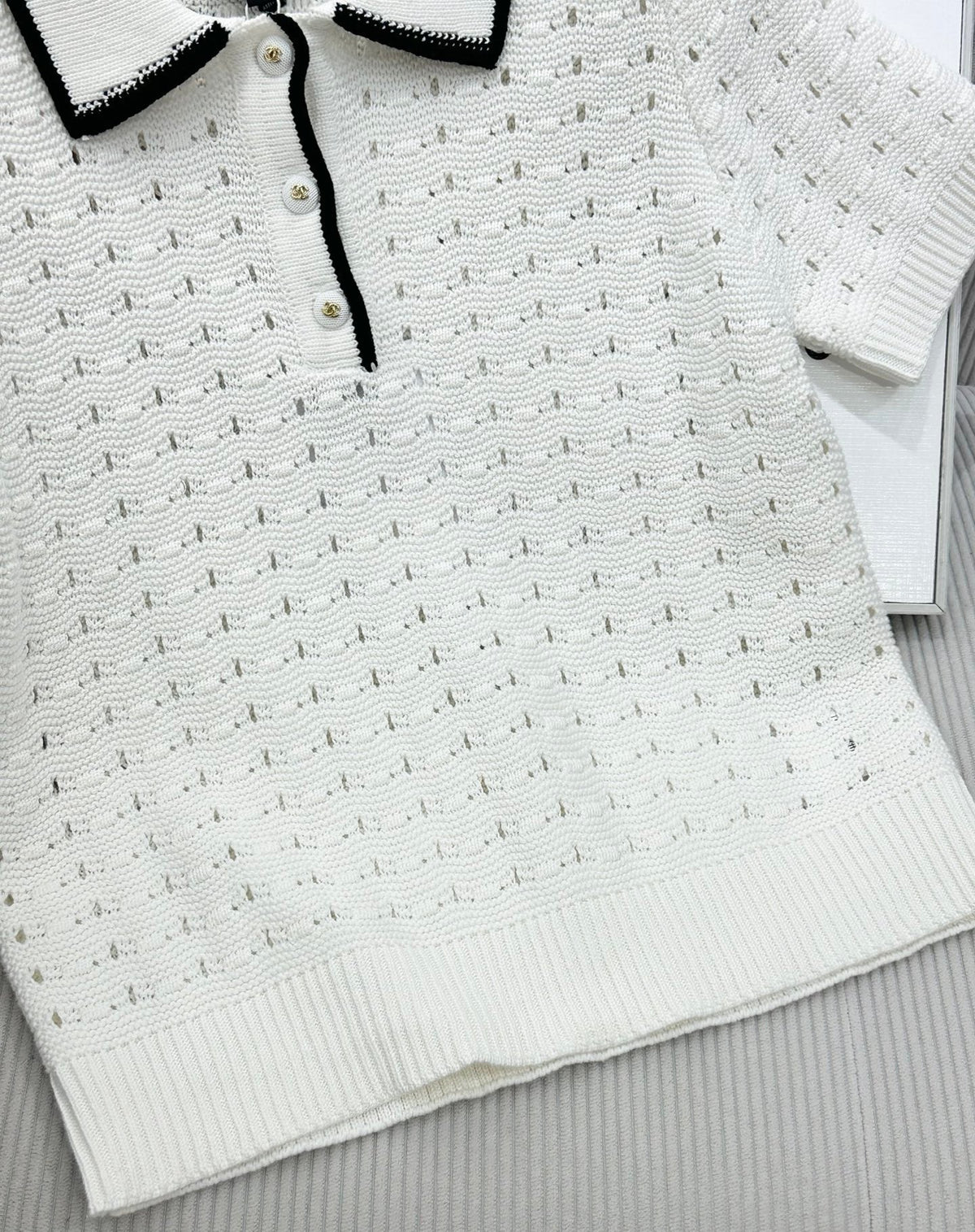 CC 26 Collared Color-blocked Knit Short-sleeved Top White in Wool 387624