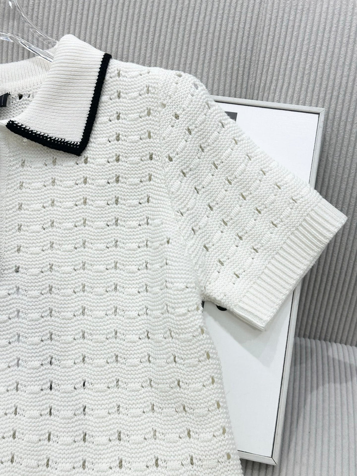 CC 26 Collared Color-blocked Knit Short-sleeved Top White in Wool 387624