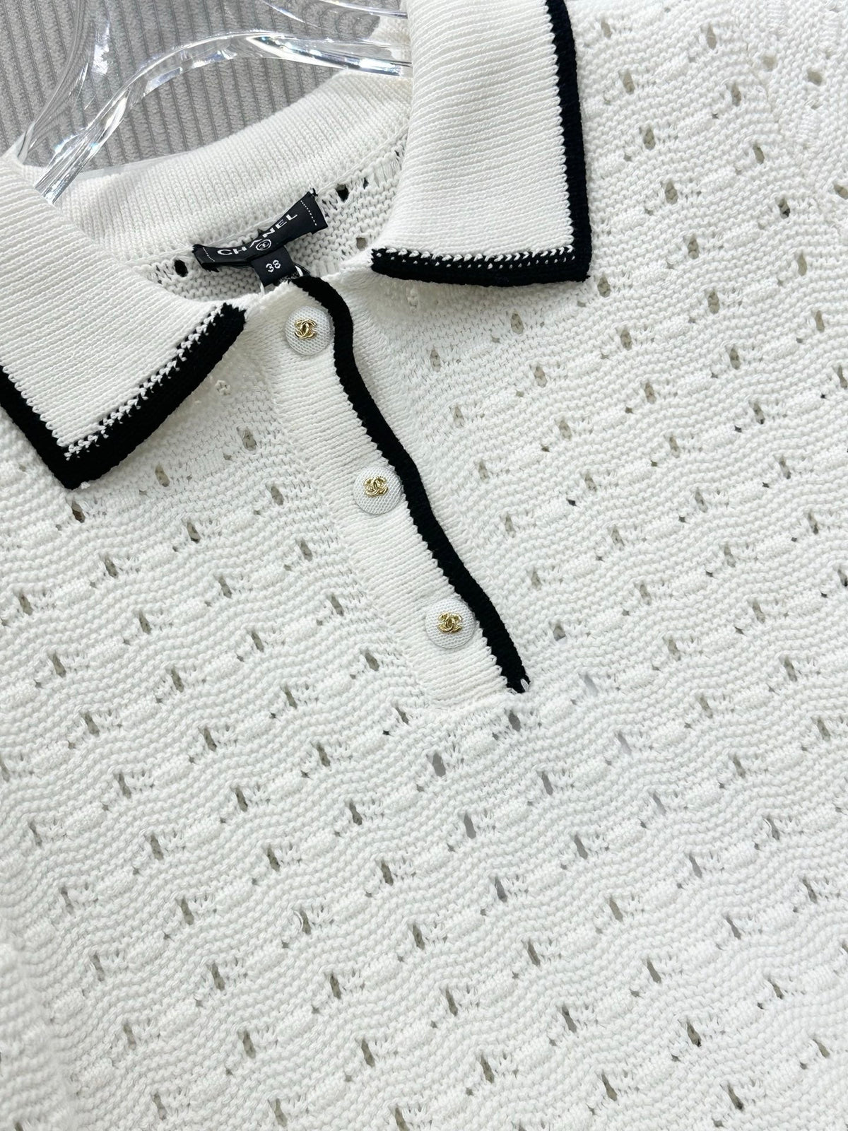 CC 26 Collared Color-blocked Knit Short-sleeved Top White in Wool 387624