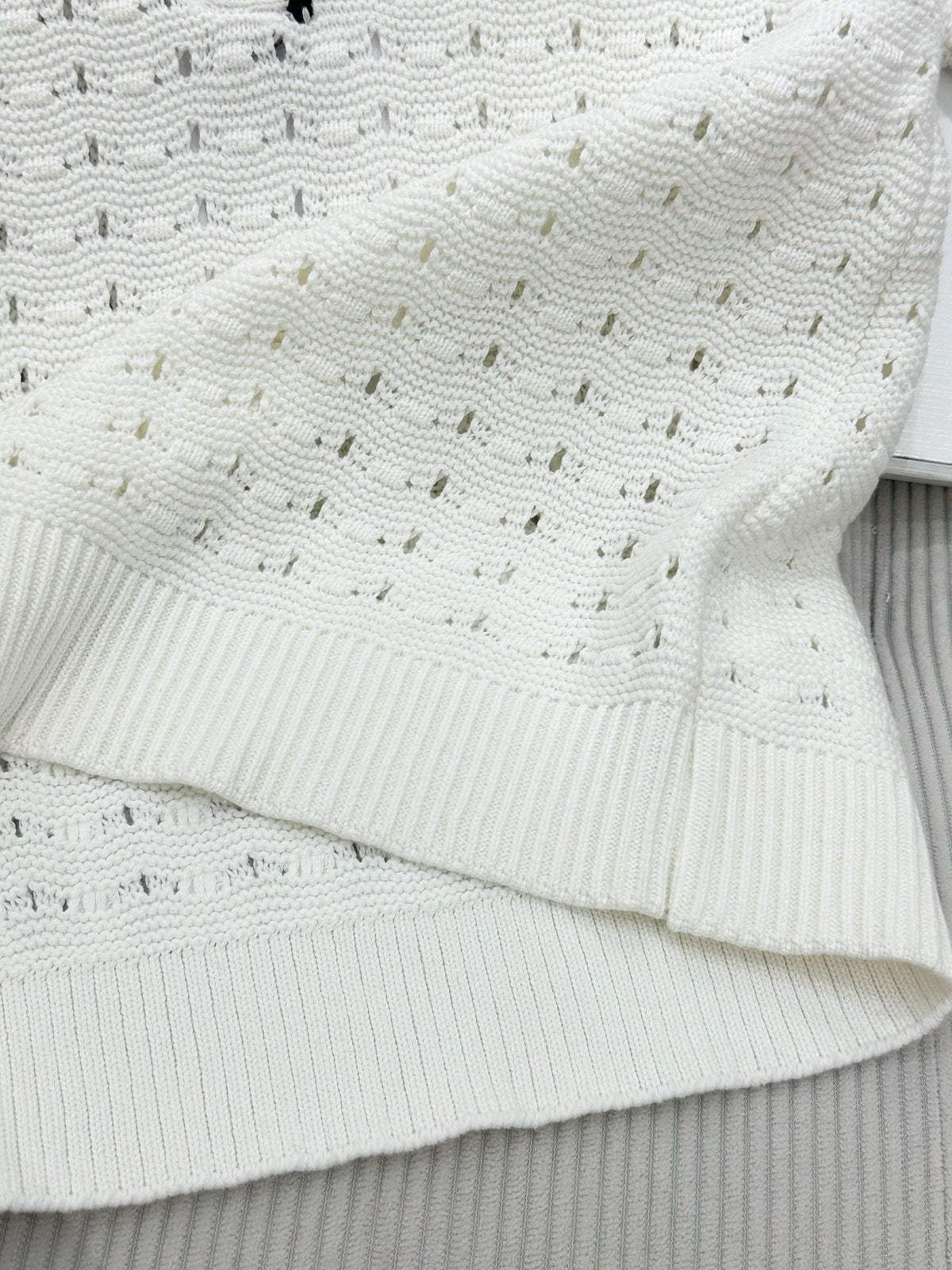CC 26 Collared Color-blocked Knit Short-sleeved Top White in Wool 387624