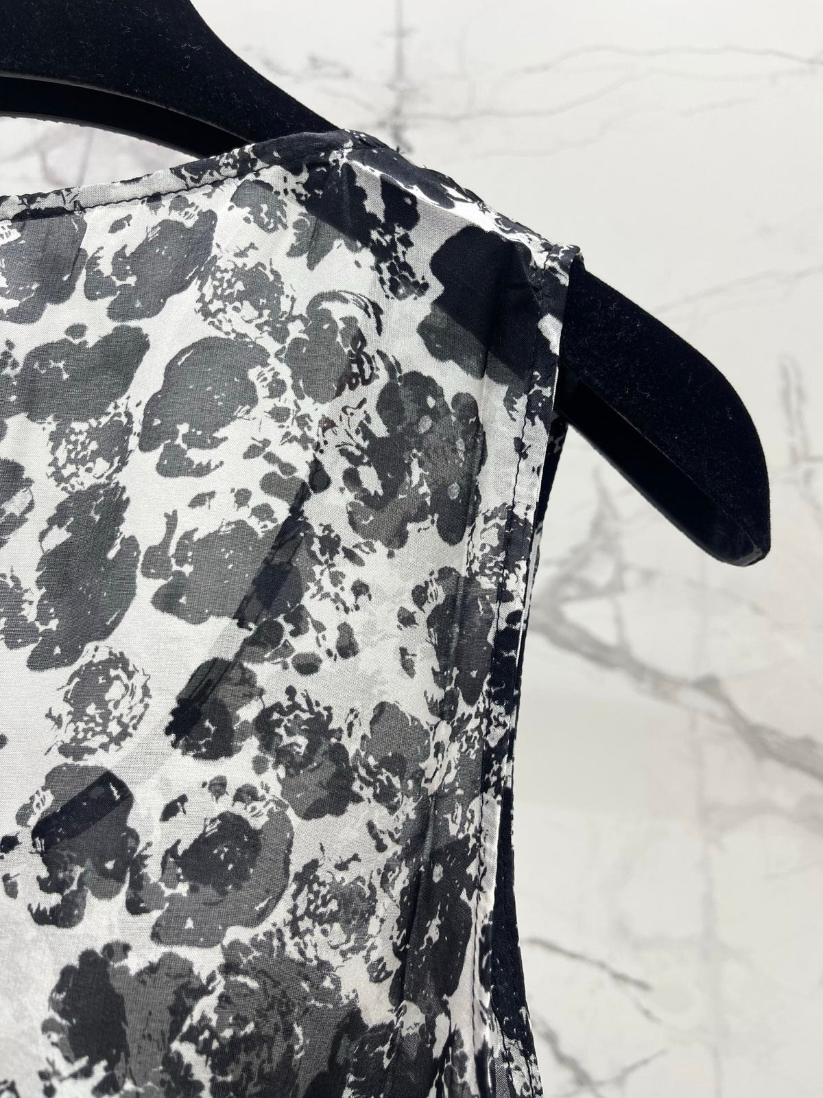 CC Black and White Ink Floral Print Sleeveless Vest in Acetate 387325
