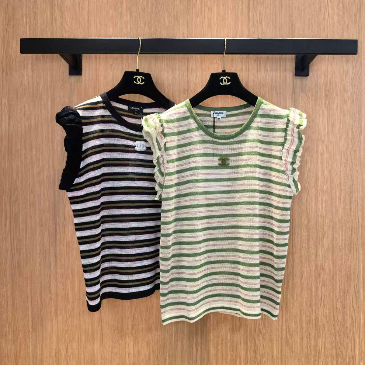 CC 26 Two-tone Ruffle Striped Sleeveless Knit Vest in Nylon 387901