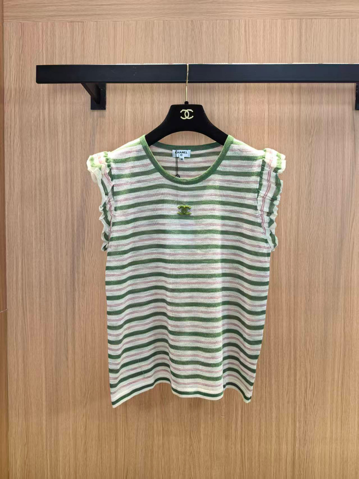 CC 26 Two-tone Ruffle Striped Sleeveless Knit Vest in Nylon 387901
