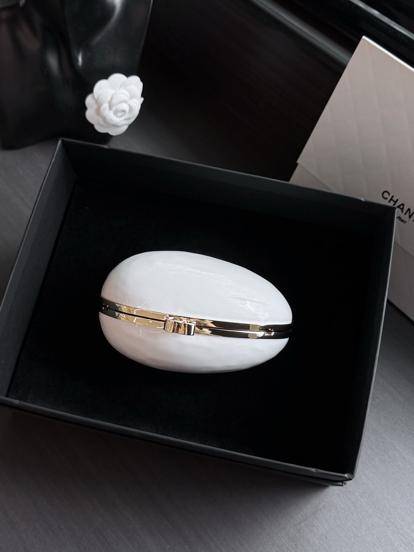 CC 26S Egg Minaudière Pearly 29cm White Composite