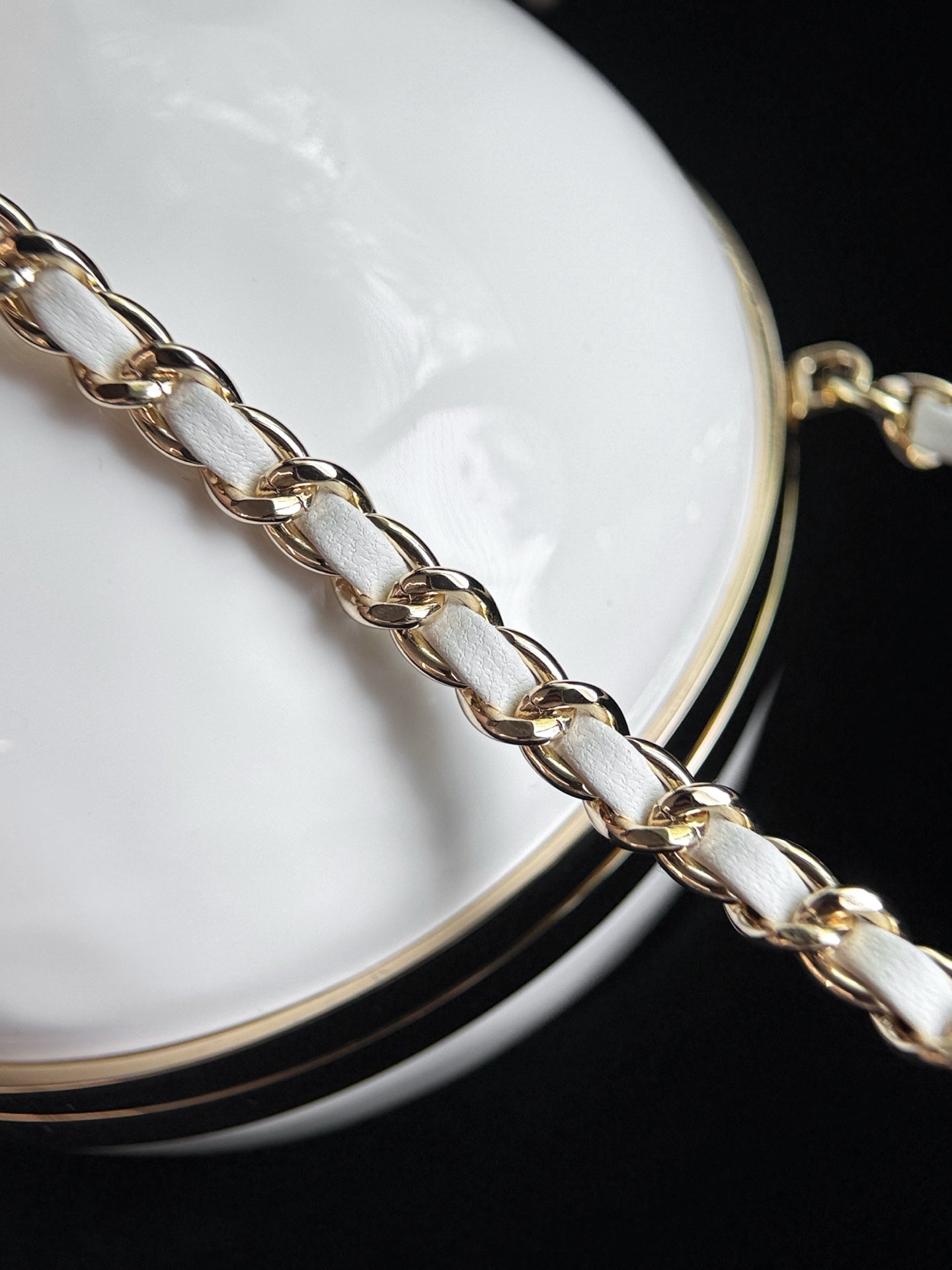 CC 26S Egg Minaudière Pearly 29cm White Composite