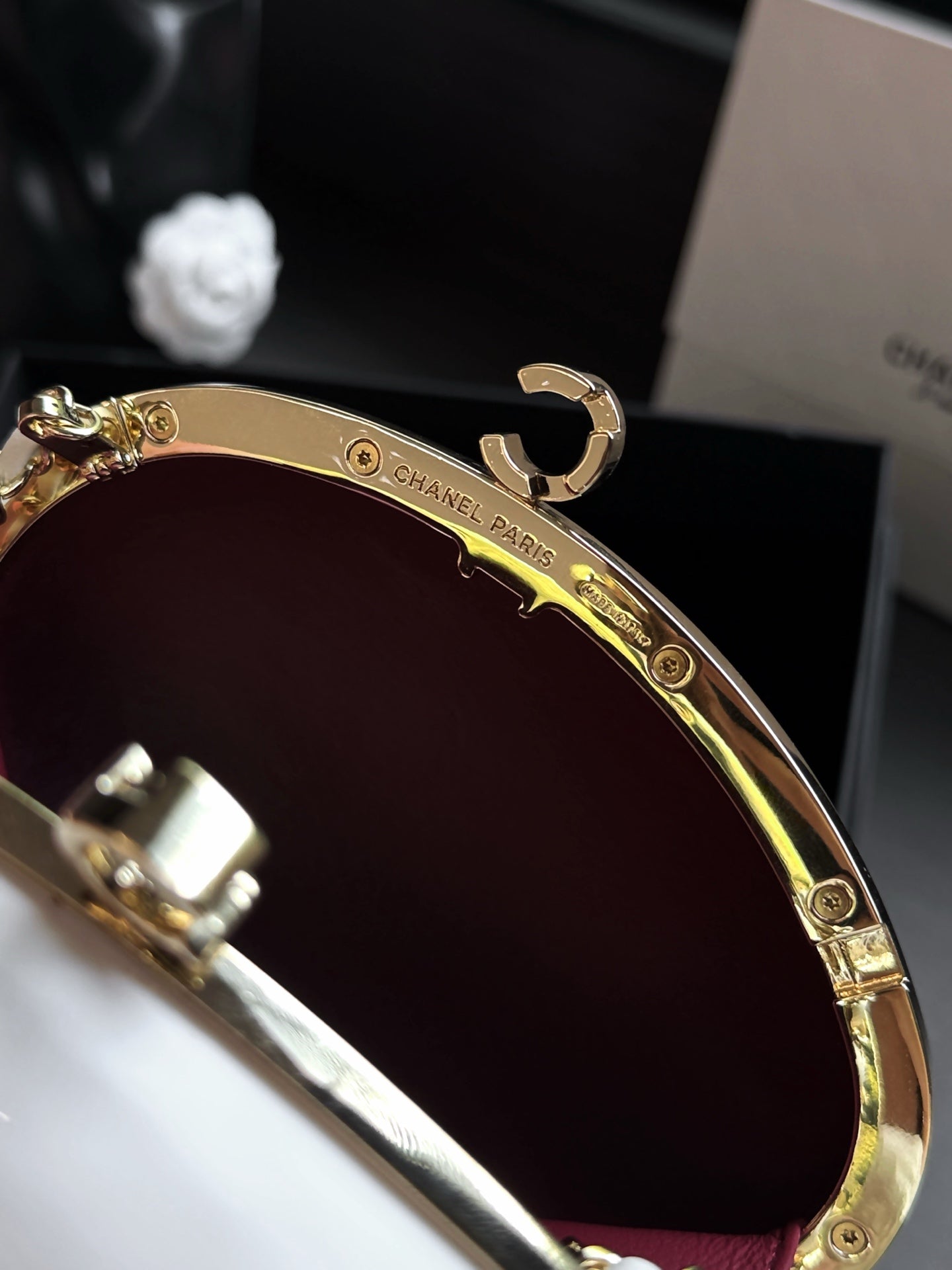 CC 26S Egg Minaudière Pearly 29cm White Composite