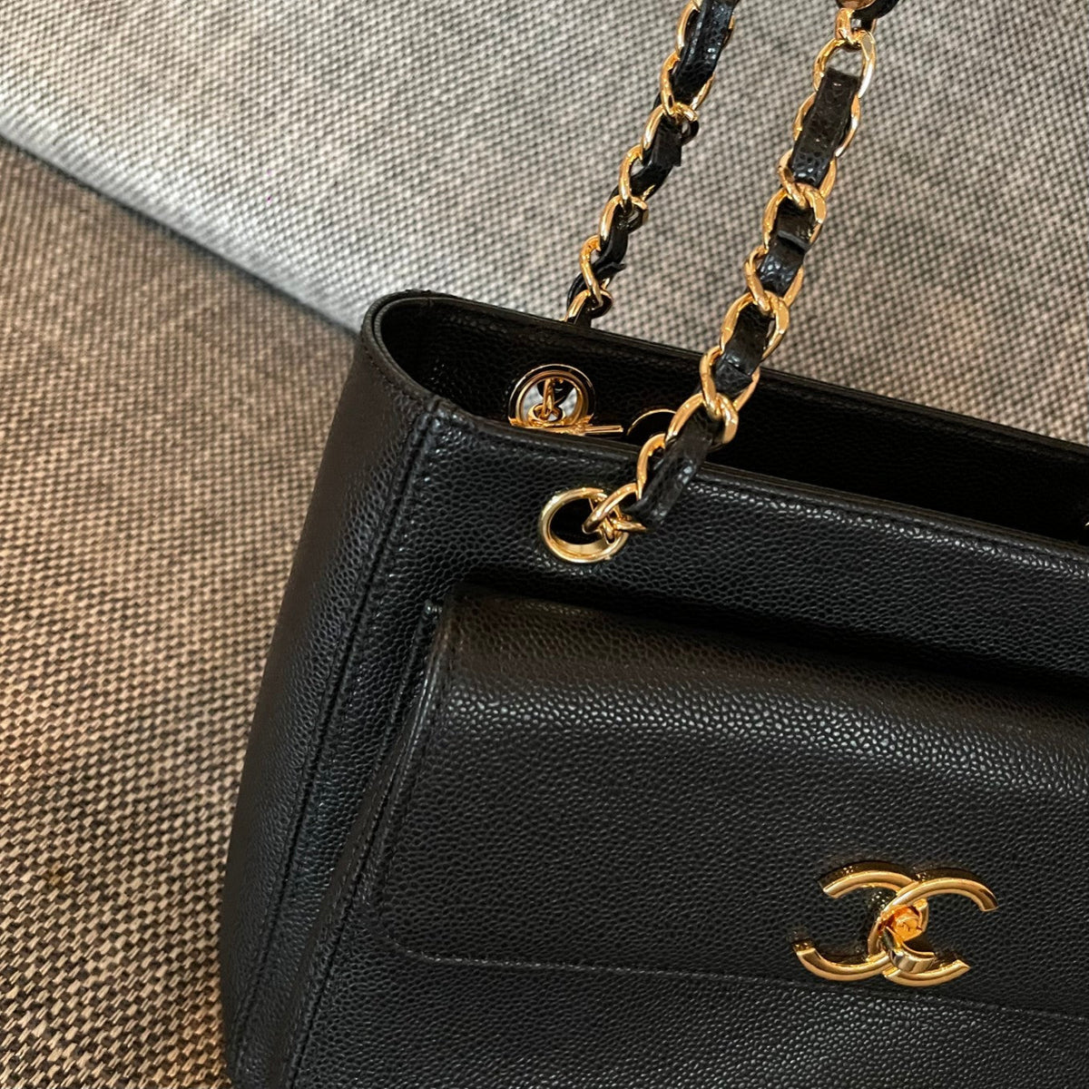 CC Vintage Turn-Lock Tote Bag 26cm Black Caviar Leather
