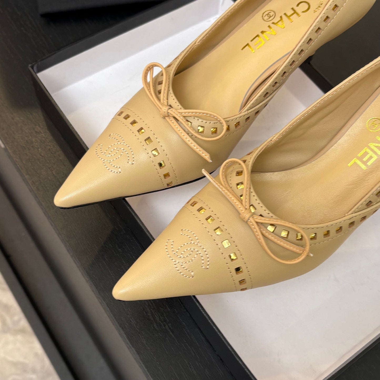 CC Bow Pointed Toe Pumps 6.5cm Beige Leather 912932