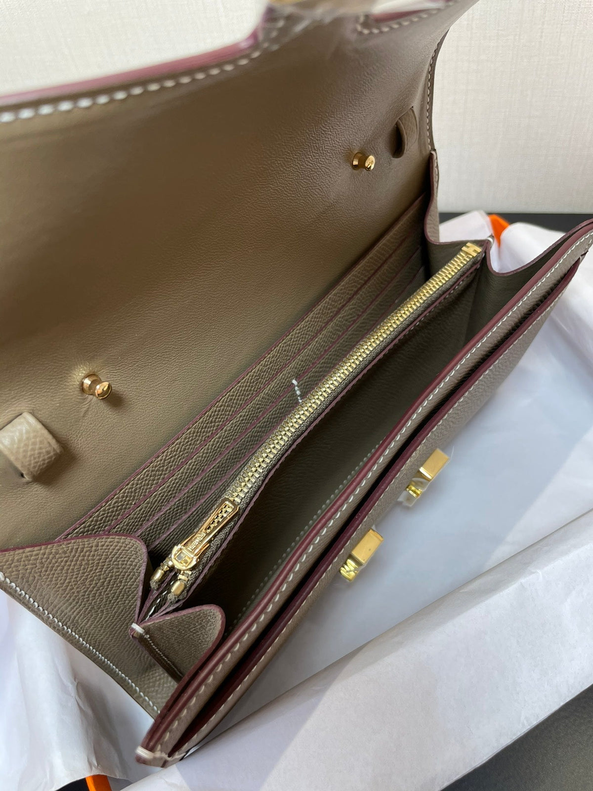 CONSTANCE TO GO 20.5 ETOUPE EPSOM GOLD HARDWARE
