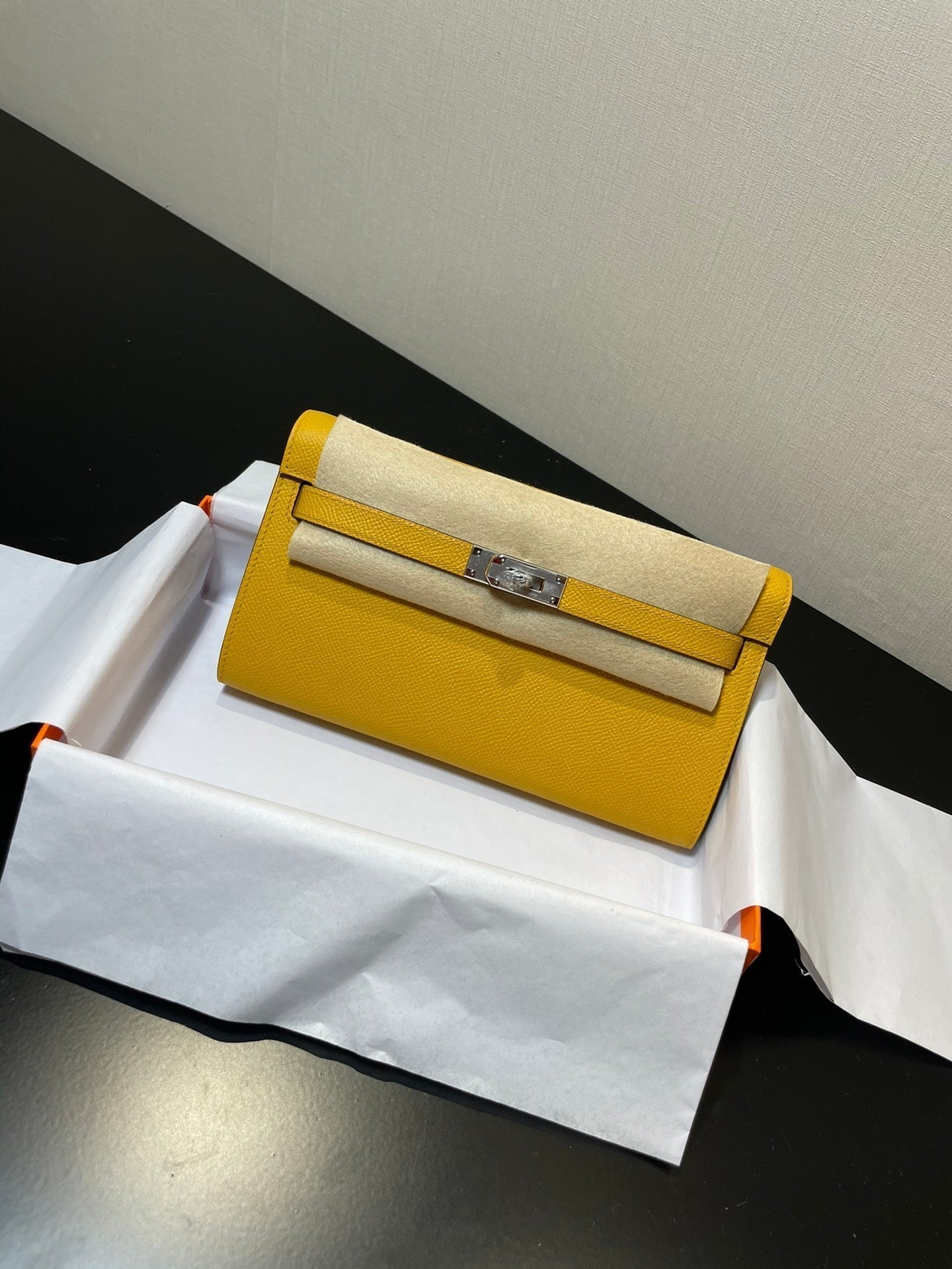 kelly to go wallet 20.5 yellow epsom silver hardware