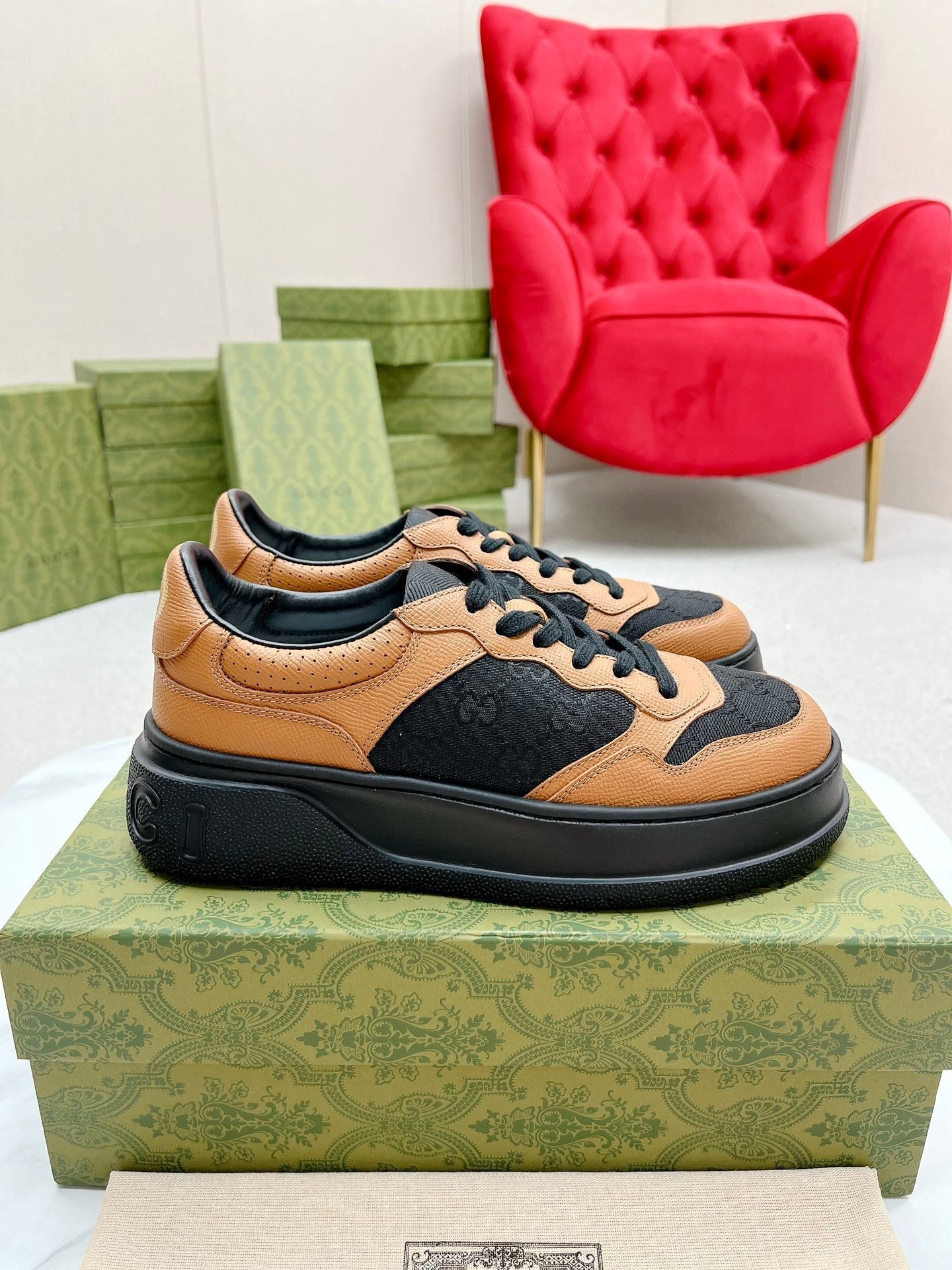 GG TRAINER BLACK AND TAWNY CALFSKIN
