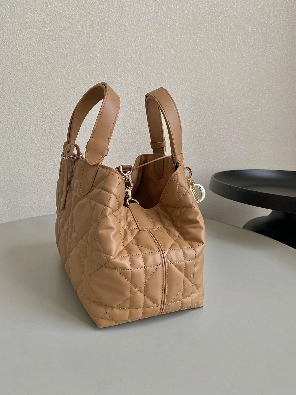 cd medium toujours 28 beige calfskin