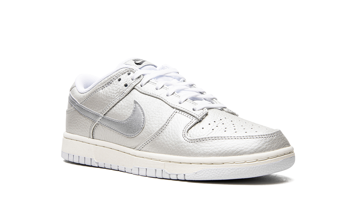 Dunk Low "Metallic Silver" DX3197 095