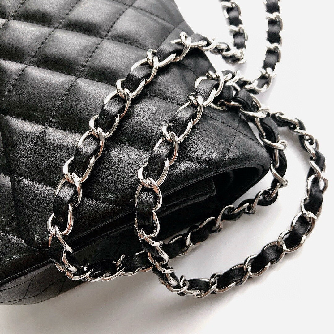 CLASSIC FLAP 25 BLACK LAMBSKIN SILVER HARDWARE