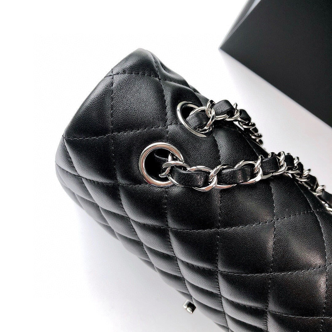 CLASSIC FLAP 25 BLACK LAMBSKIN SILVER HARDWARE