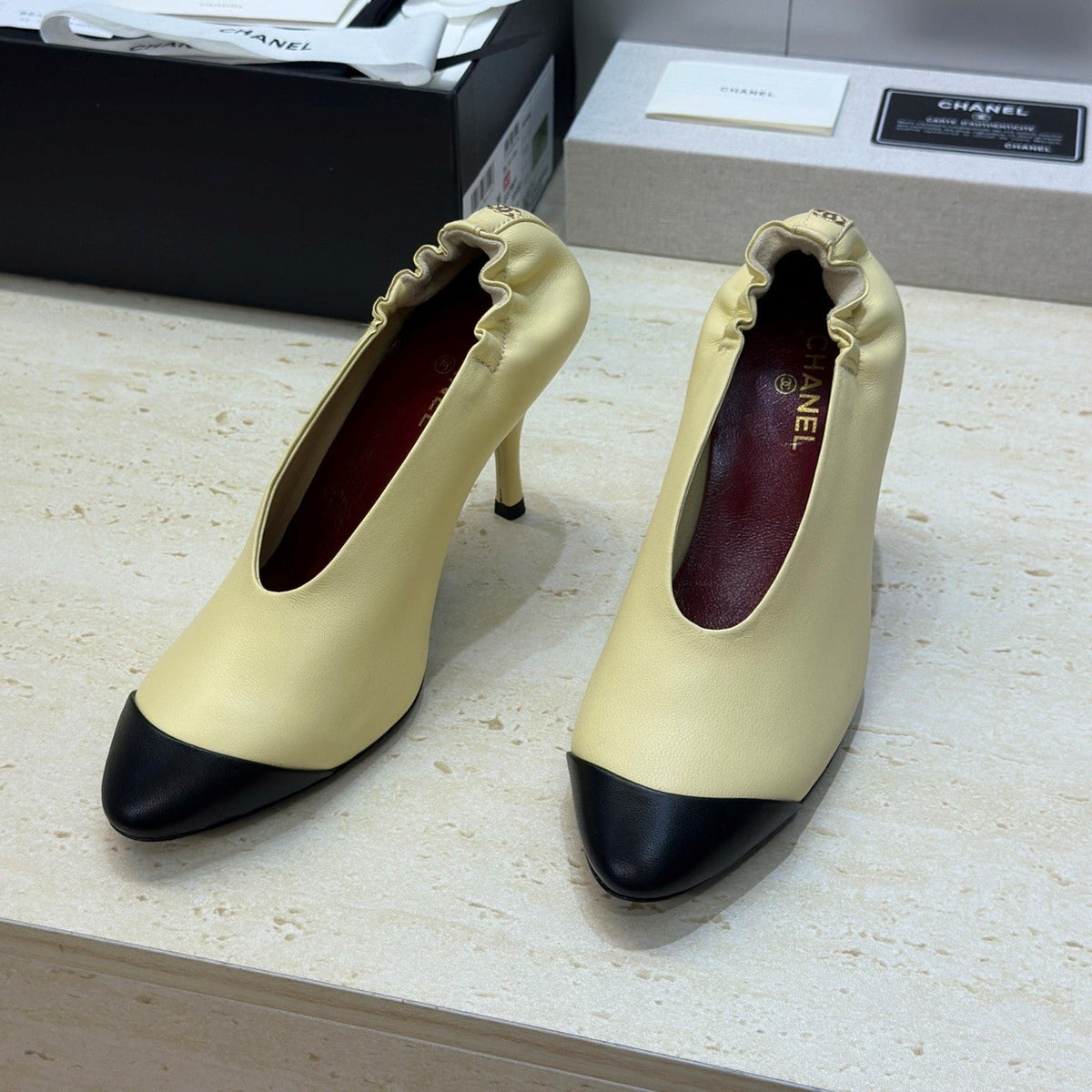 CC 2026 Pumps 8.5cm Light Beige & Black Lambskin