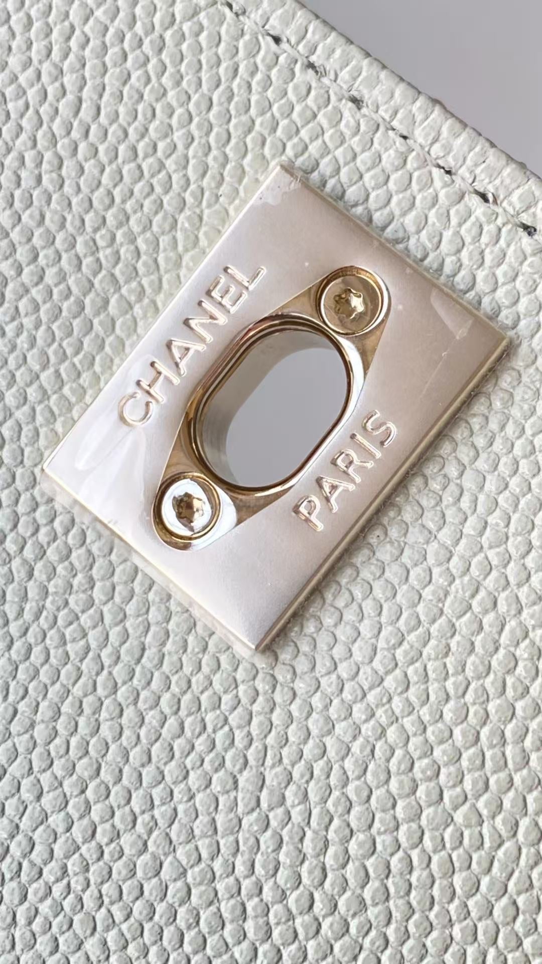 CC 25s Handle Bag 19 White Caviar Gold Hardware