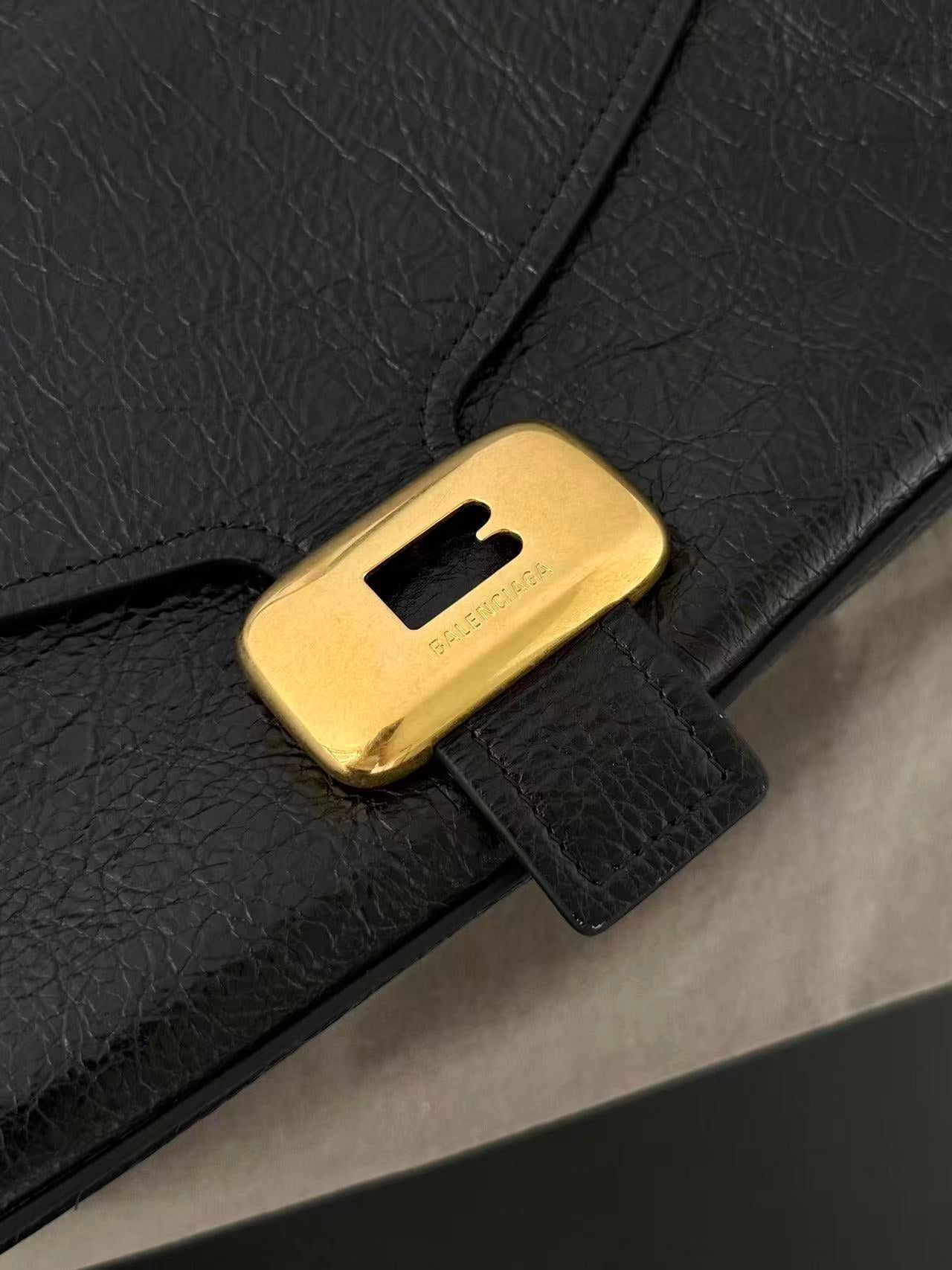 Clicca Shoulder Bag Medium Black Arena Lambskin