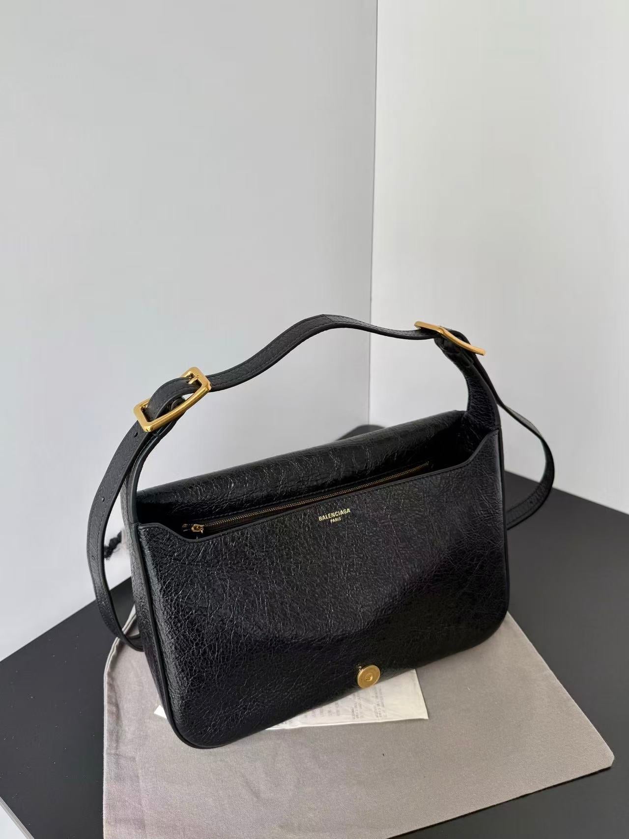 Clicca Shoulder Bag Medium Black Arena Lambskin