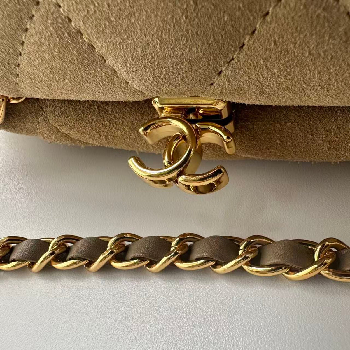 CC Large Quilted Clutch Chain Brown Suede 2026
