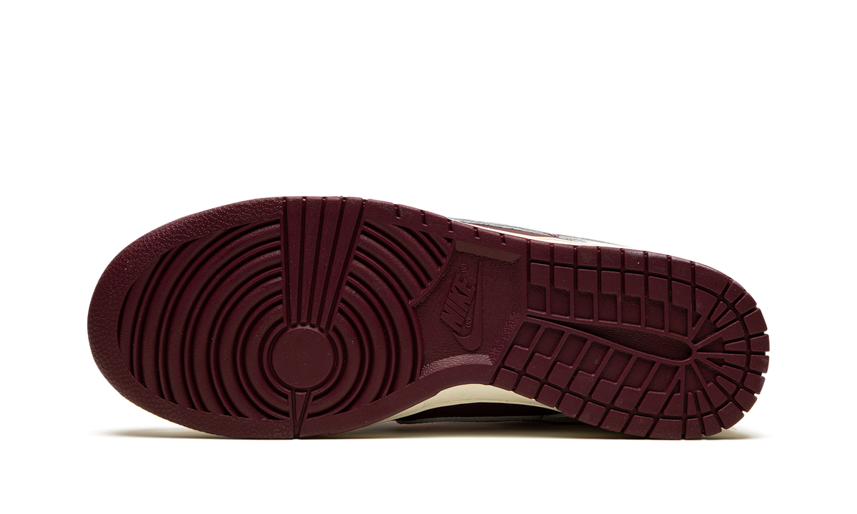 Dunk Low Retro PRM "Valentine's Day 2023" DR9705 100