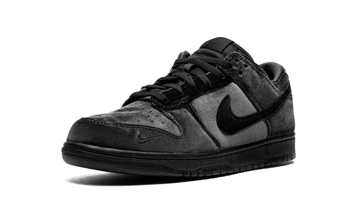 Dunk Low "Dover Street Market Triple Black Velvet" DH2686 002