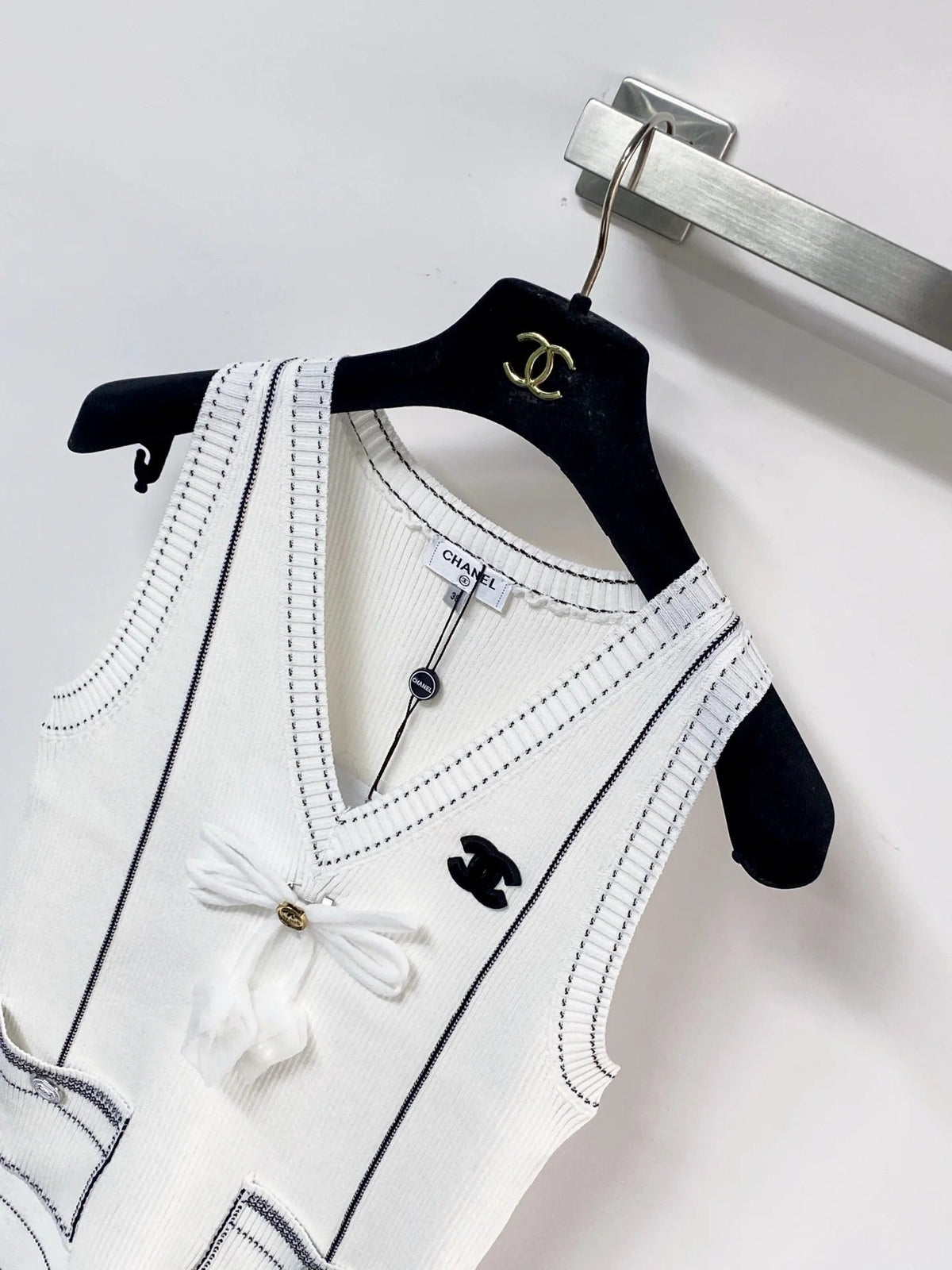 Chanel 2026 Bow V-neck Vest White Wool 212271