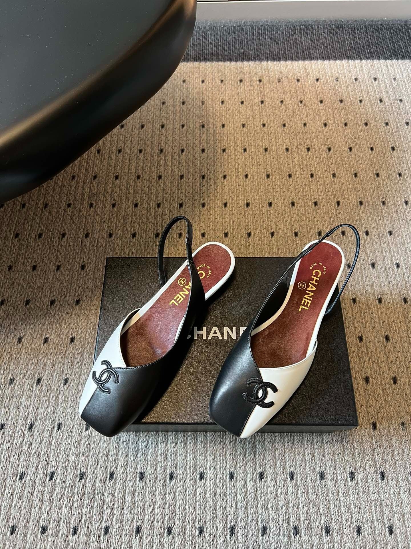 Chanel 26SS Color-Blocked Slingback White Black in Lambskin 708082