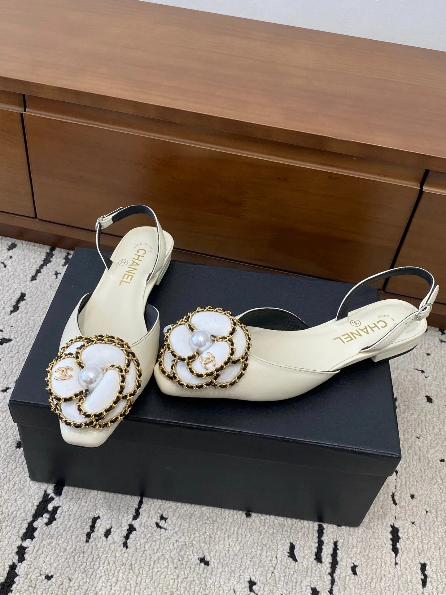 CC Classic Camellia Flat Slingback White Leather 729343