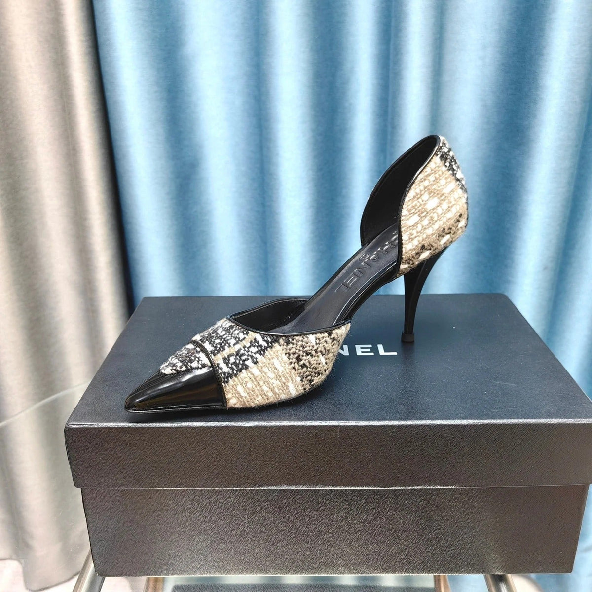 Chanel Pointed Toe Vintage High Heels 70mm Beige Black in Coarse wool fabric 712465