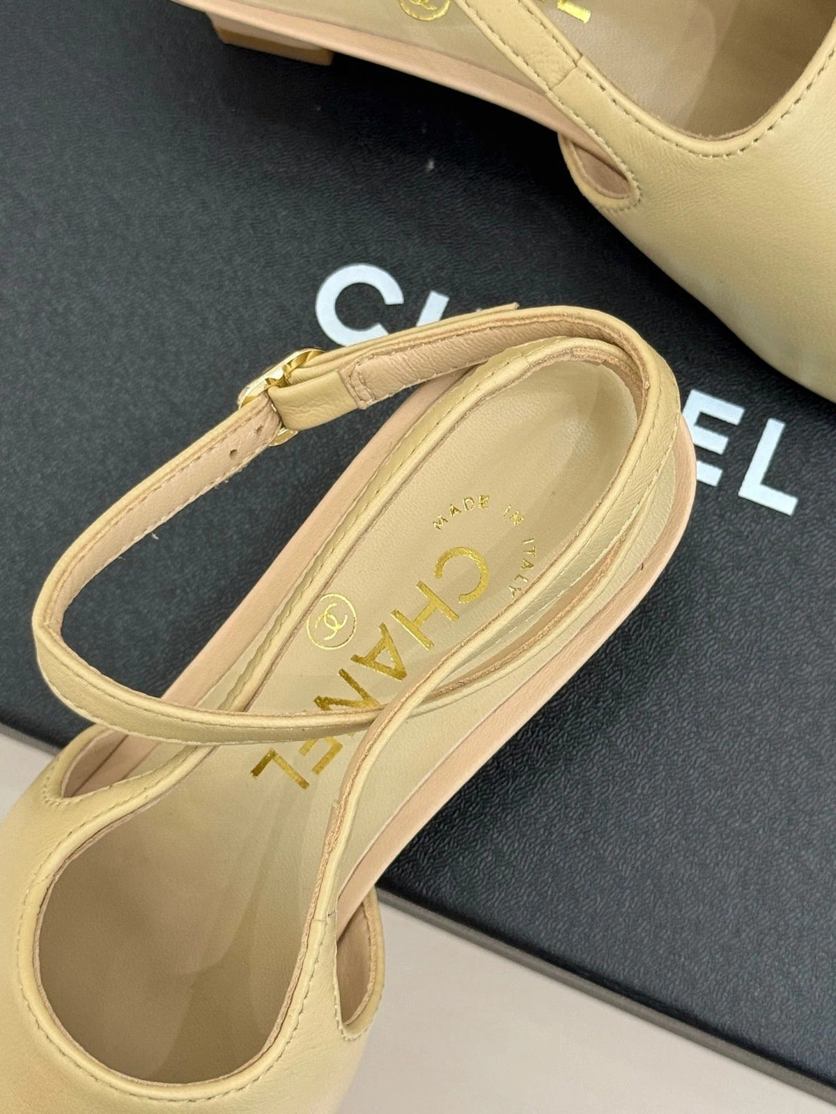 CC Pointed Toe Kitten Heel 30 Open Back Sandals Beige in Cowhide 706383