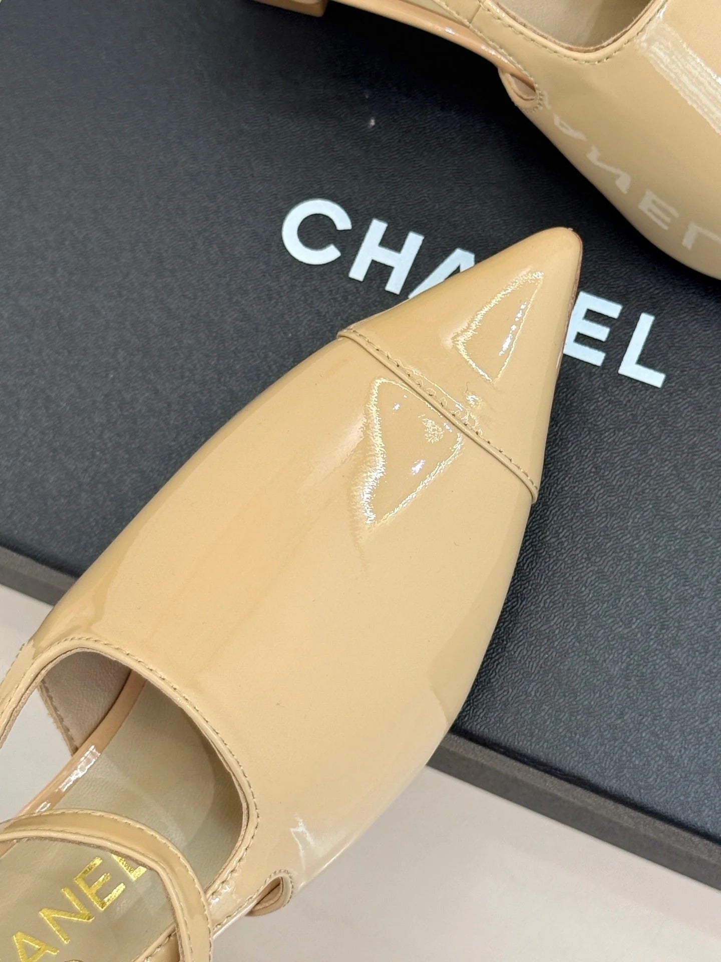 CC Pointed Toe Kitten Heel 30 Open Back Sandals Beige in Patent Leather 706379