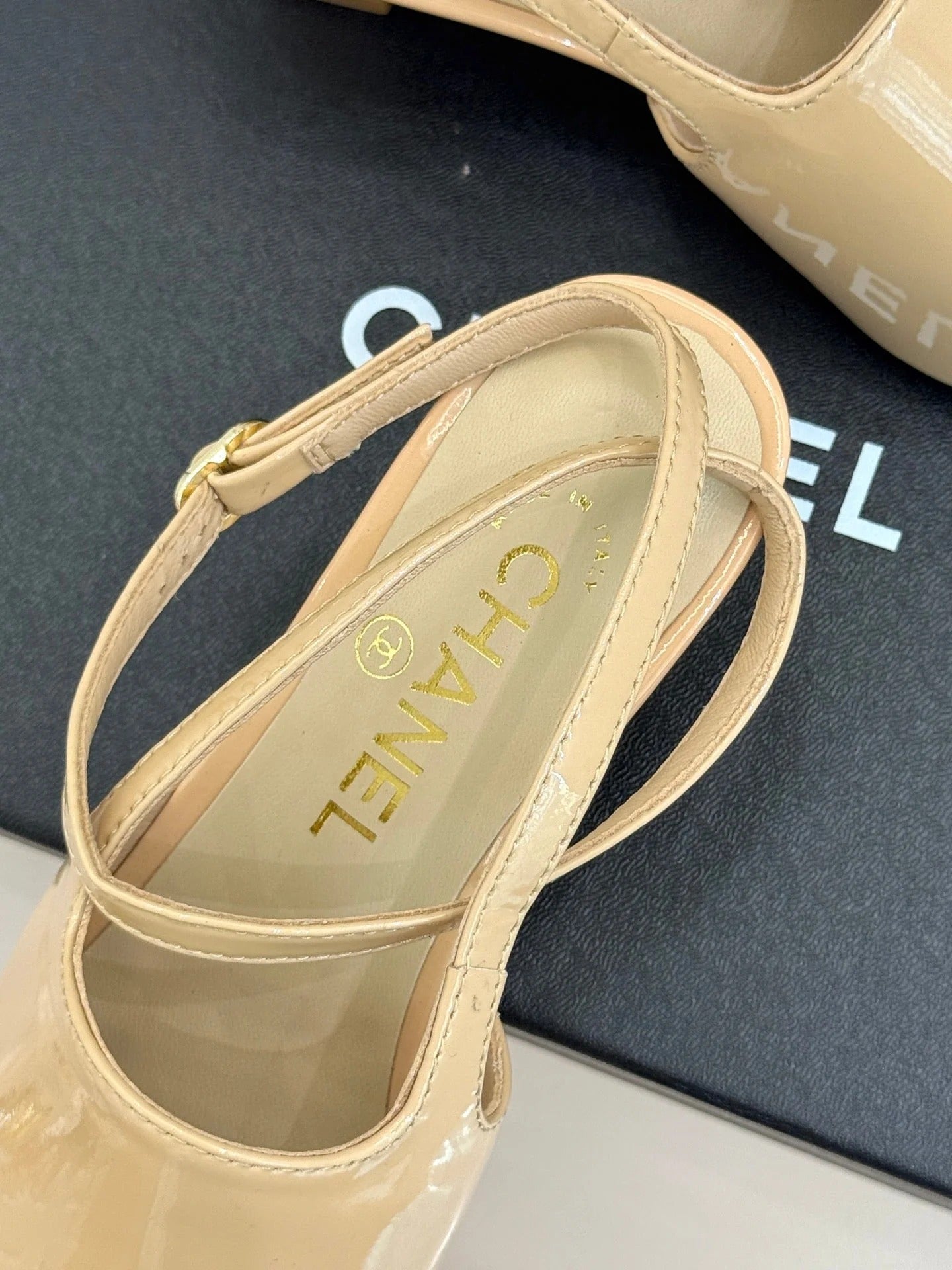 CC Pointed Toe Kitten Heel 30 Open Back Sandals Beige in Patent Leather 706379