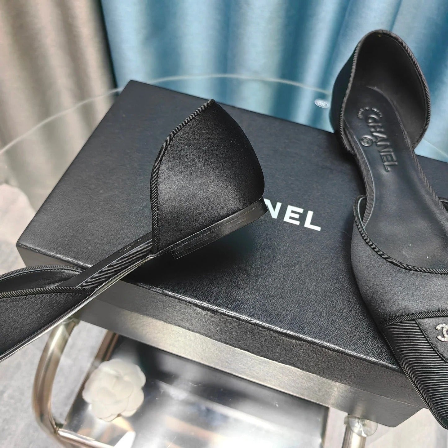 Chanel 26ss Retro Hollow-Out Pointed-Toe Vintage Black in Satin 712474