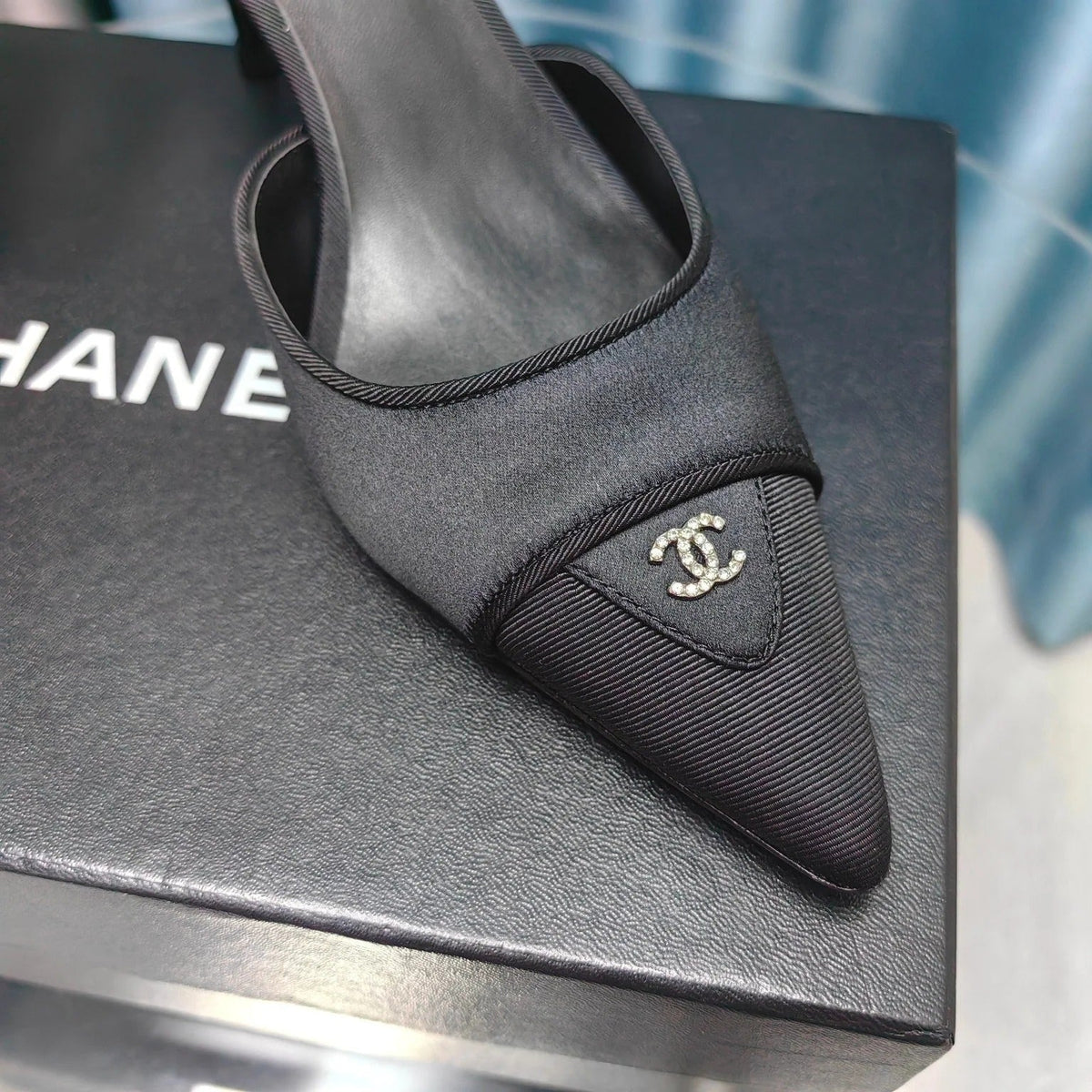 Chanel 26ss Retro Hollow-Out Pointed-Toe 70 Vintage Black in Calfskin 712470