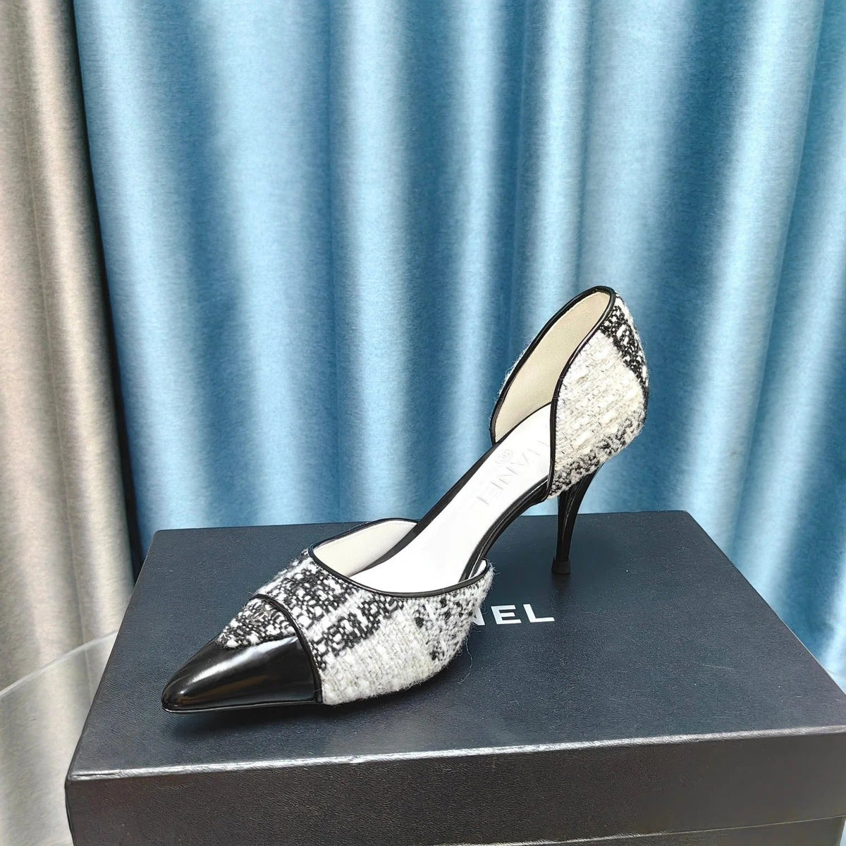 Chanel Pointed Toe Vintage High Heels 70mm Black White in Coarse wool fabric 712466