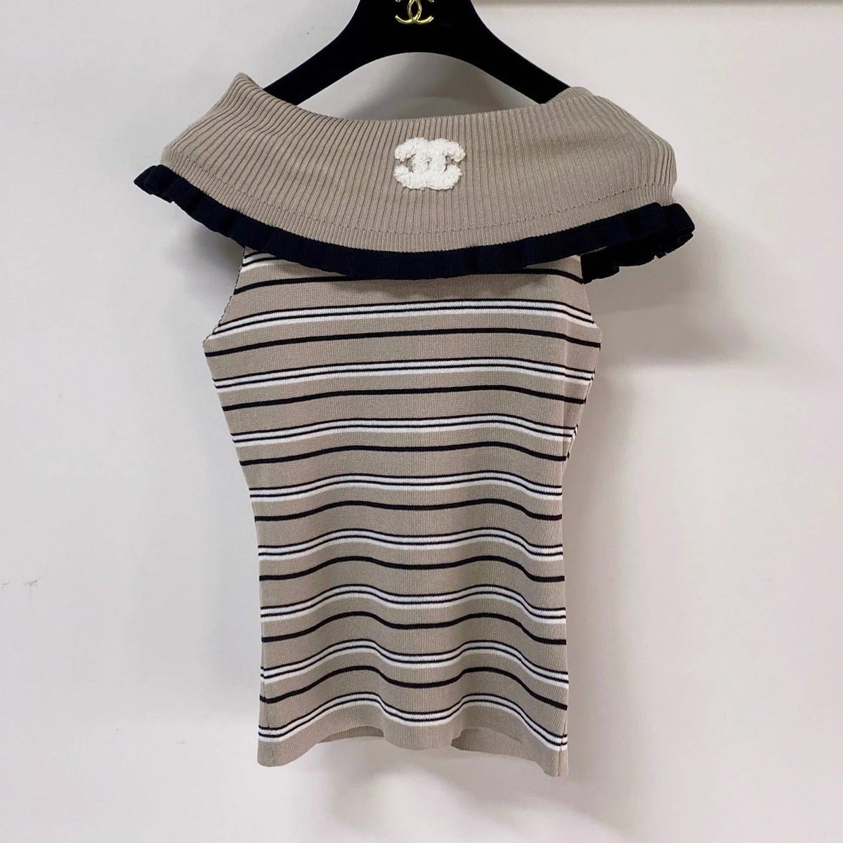 Chanel 26 Vest Taupe in Acrylic 283184