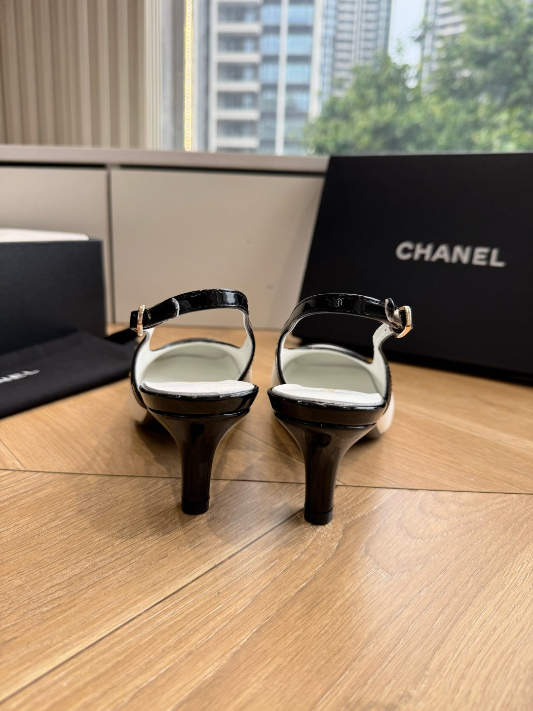 CC 26s Slingback White Black Patent Leather 933124