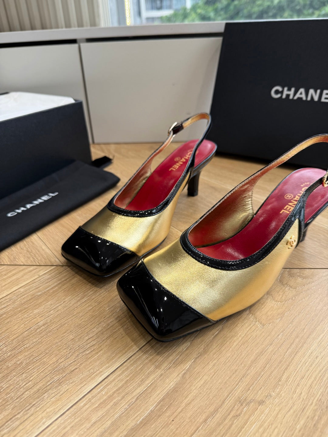 CC 26s Slingback Gold Black Patent Leather 933127