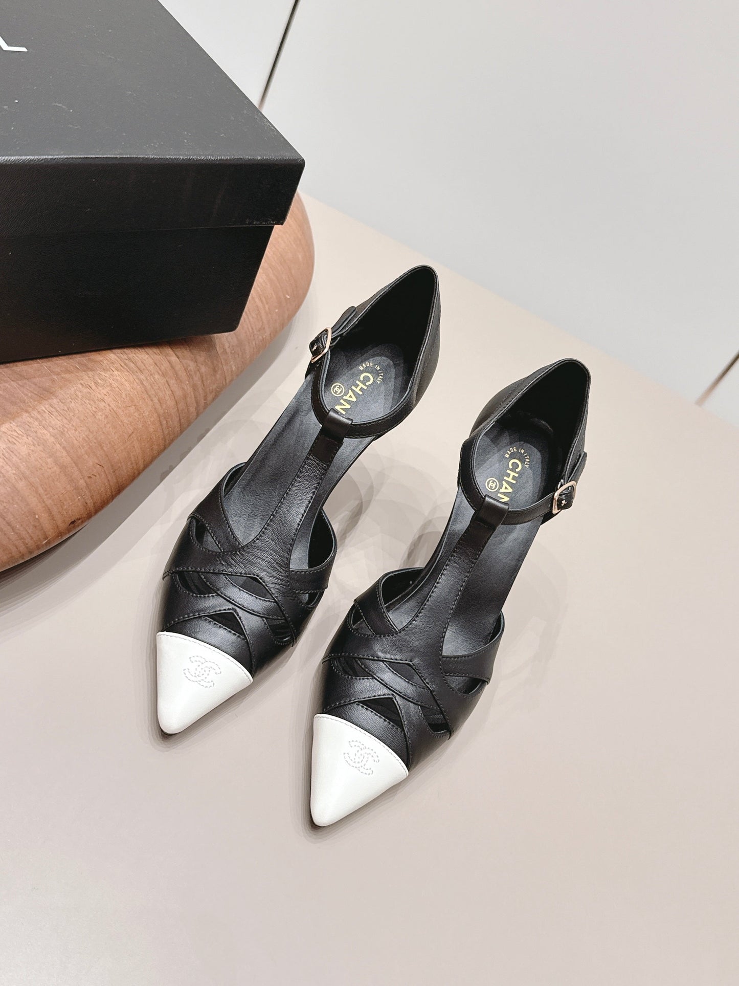 CC 26s Pointed-toe Slingback 9.5cm White Black Sheepskin 876257