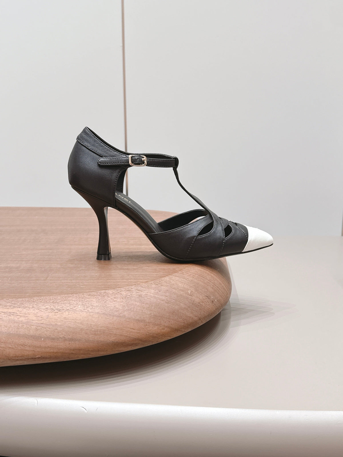 CC 26s Pointed-toe Slingback 9.5cm White Black Sheepskin 876257